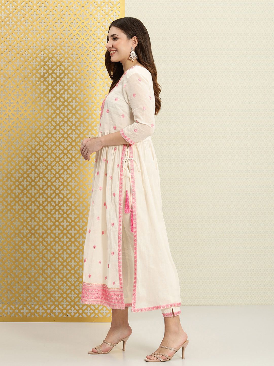 Dhiyona PD Women Women Jashn Floral Thread Work Pure Cotton Kurta With Trousers & Dupatta