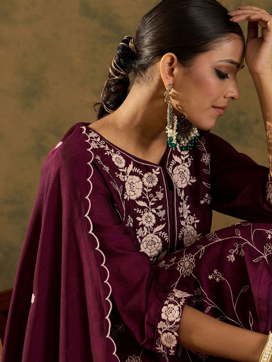 Women Floral Embroidered Regular Thread Work Kurta with Trousers & With Dupatta