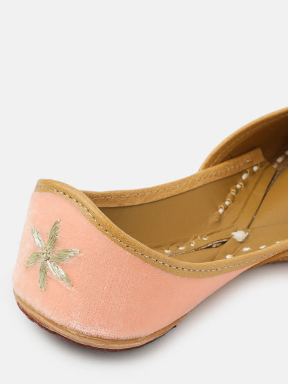 Dhiyona HOP Women Embellished Mojaris