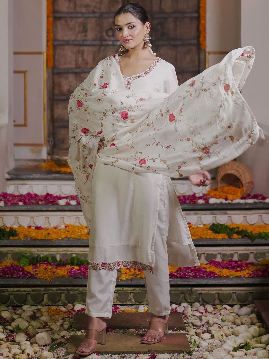 Women Floral Embroidered Regular Thread Work Kurta with Trousers & With Dupatta