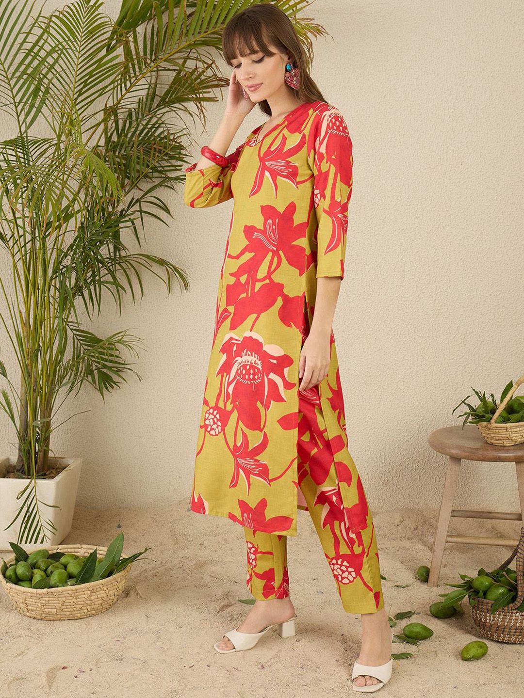 Dhiyona IE Women Floral Printed Regular Kurta with Trousers