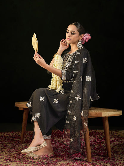 Ethnic Motifs Embroidered Gotta Patti Straight Kurta with Trousers & Dupatta