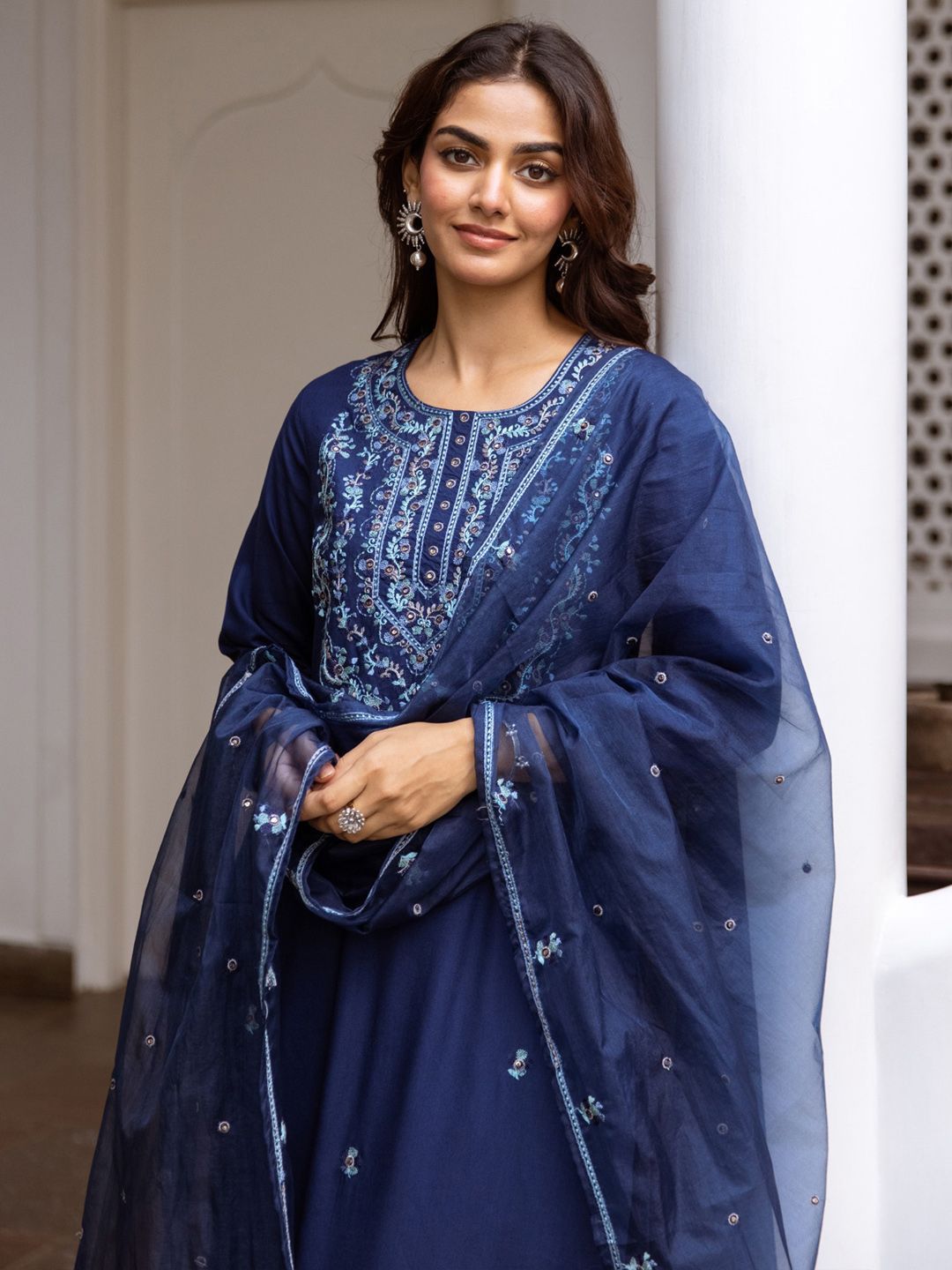Dhiyona IE Women Floral Embroidered Regular Thread Work Kurta with Trousers & With Dupatta