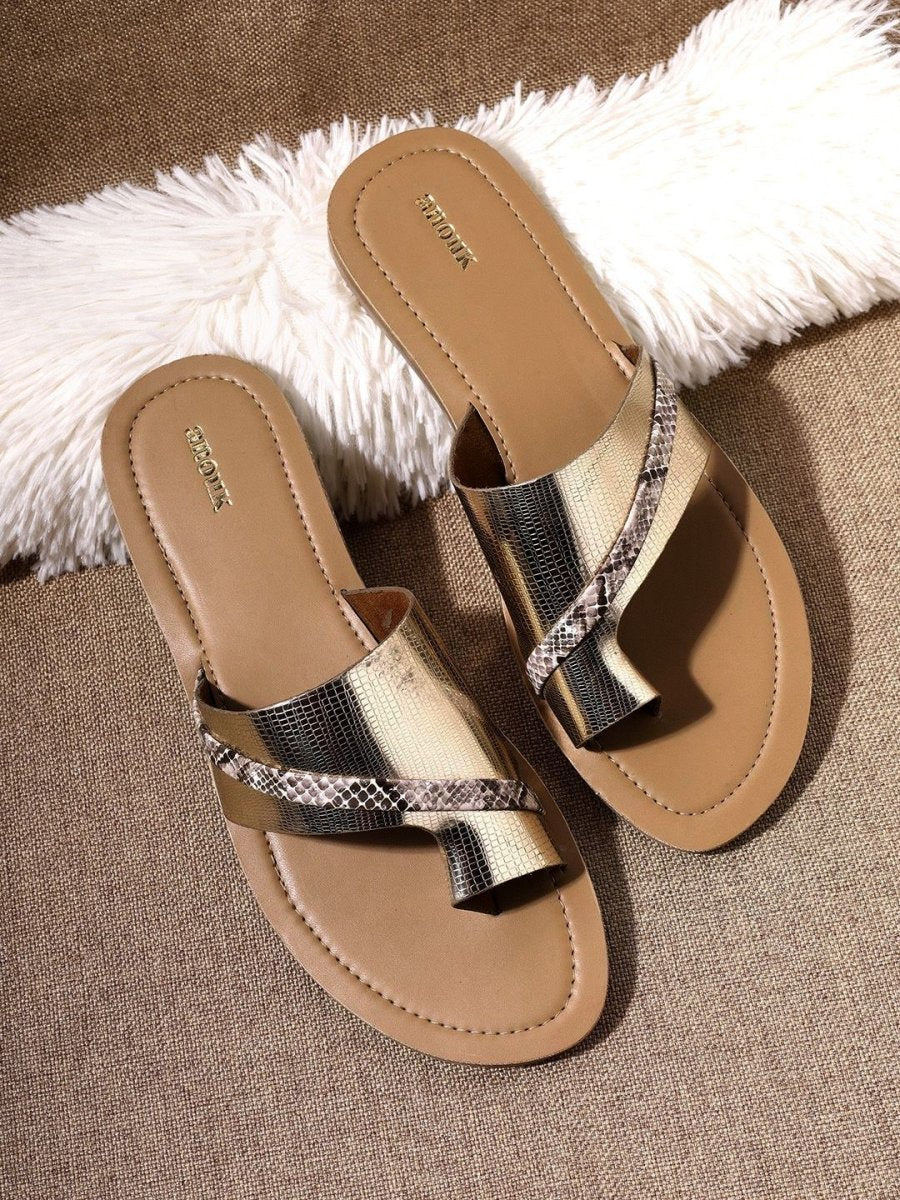 Dhiyona AK Women Textured One Toe Flats