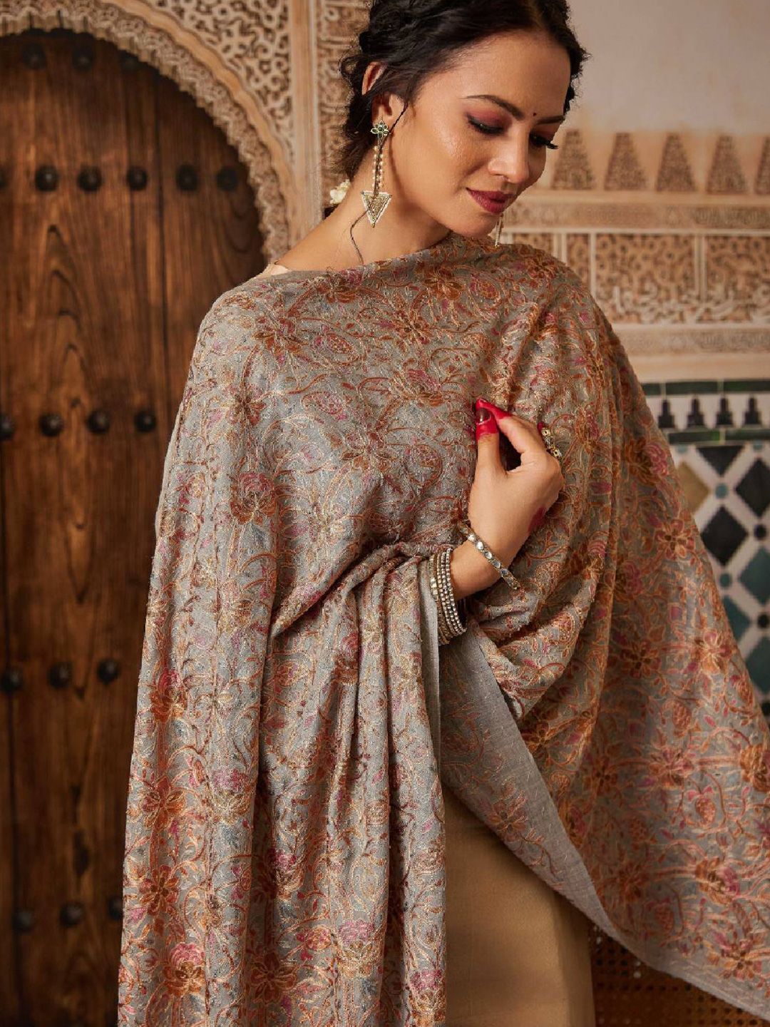 Dhiyona PA Women Paisley Embroidered Shawl