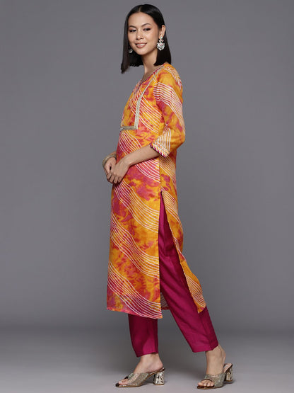 Dhiyona VA Women's Leheriya Printed Straight Kurta with Trousers & Dupatta