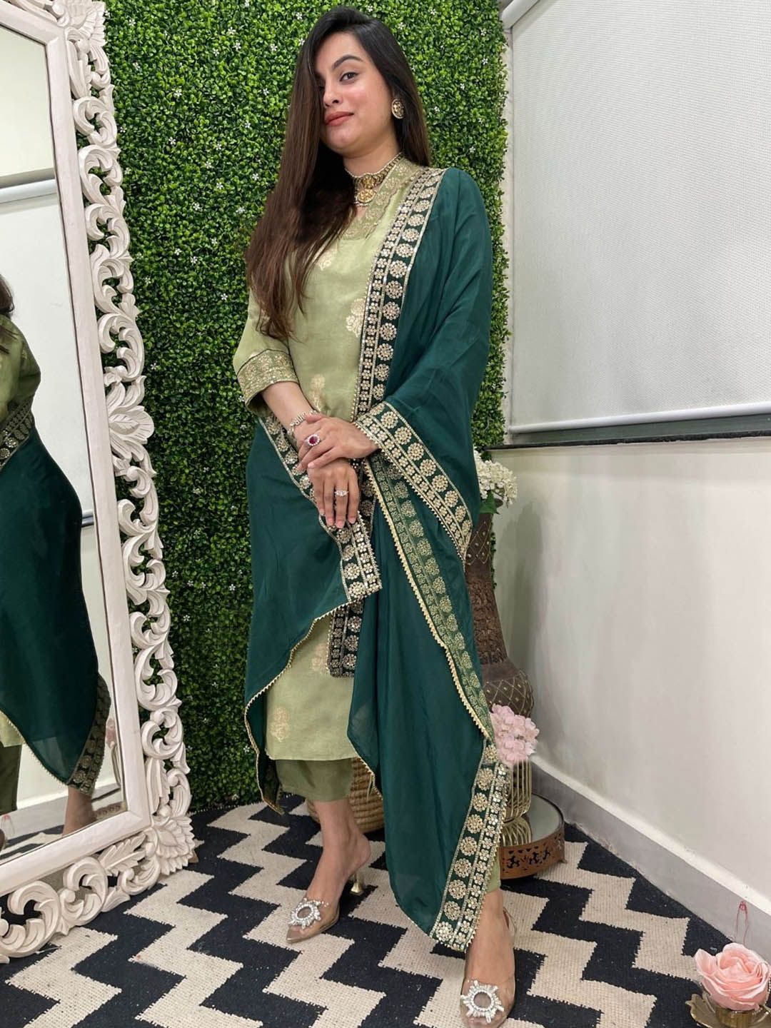 Dhiyona KL Women Regular Sequinned Kurta with Trousers & With Dupatta