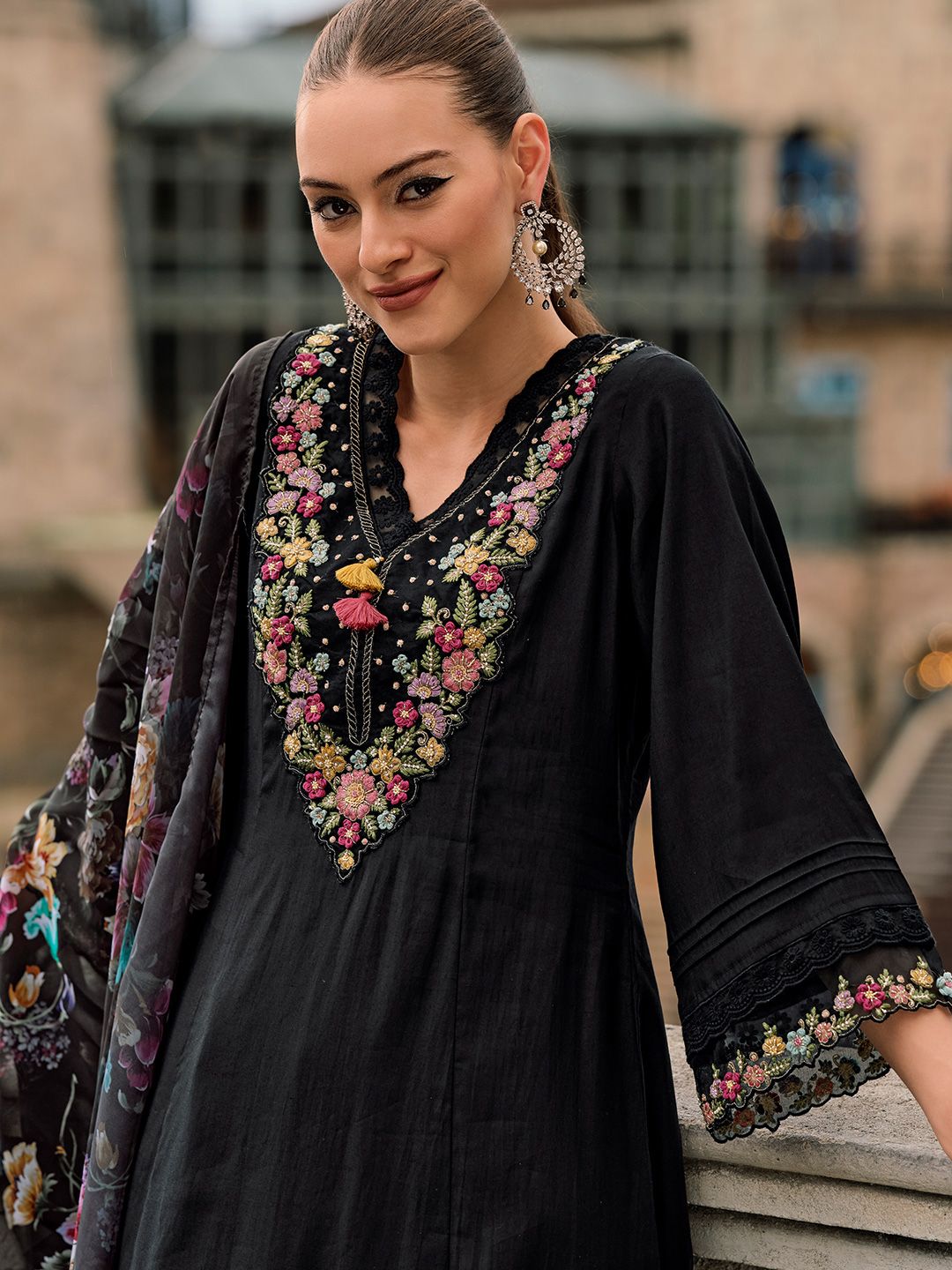 Women Floral Embroidered Regular Thread Work Kurta with Trousers & With Dupatta