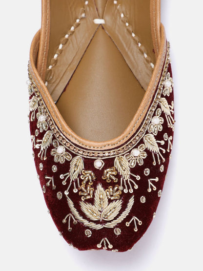 Dhiyona HOP Women Floral Embroidered Mojaris