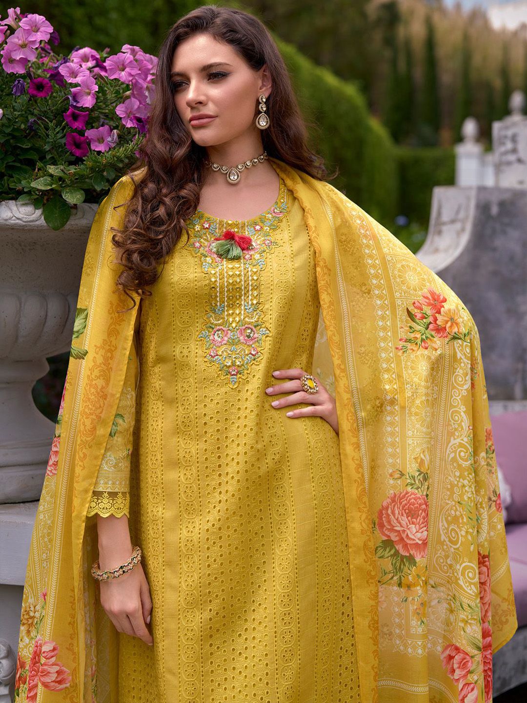 Women Floral Embroidered Thread Work Kurta with Trousers & With Dupatta