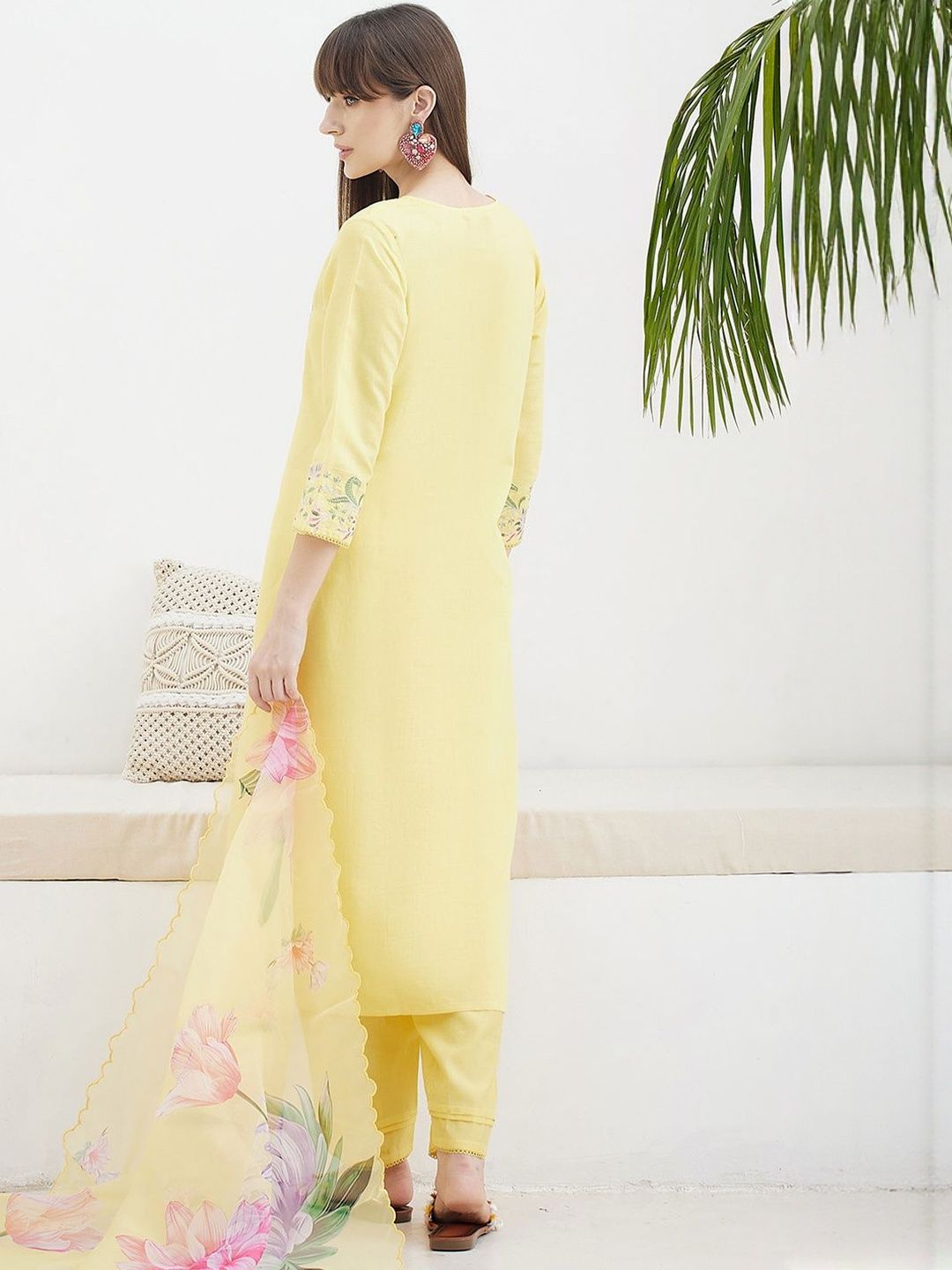 Women Floral Embroidered Regular Thread Work Kurta with Trousers & With Dupatta