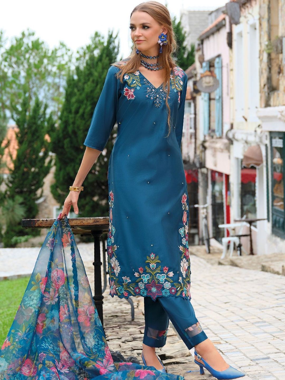 Women Floral Embroidered Regular Thread Work Liva Kurta with Trousers & With Dupatta