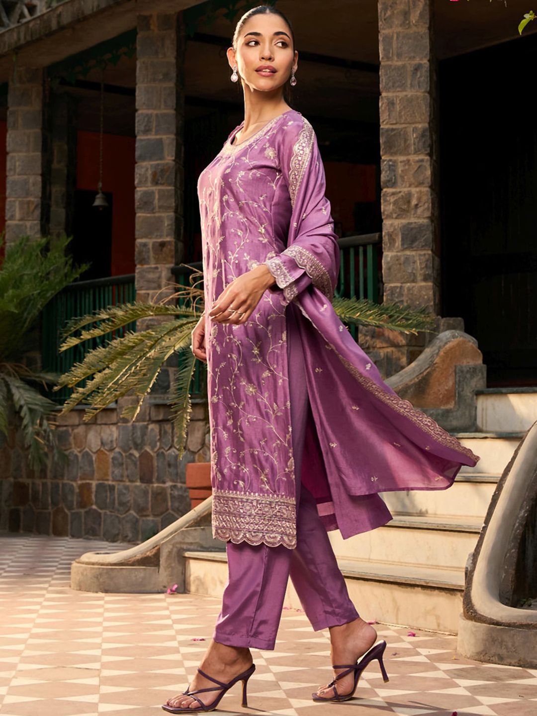 Floral Embroidered Regular Thread Work Straight Kurta with Trousers & Dupatta