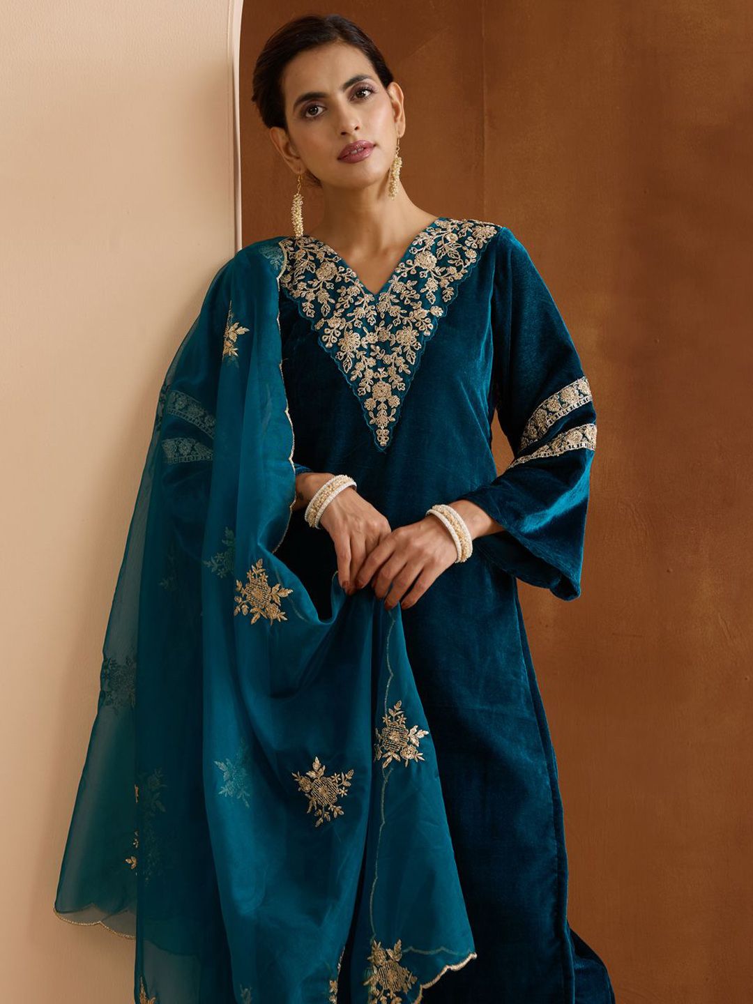 Dhiyona IS Women's Women Floral Embroidered Regular Thread Work Velvet Kurta with Trousers & With Dupatta