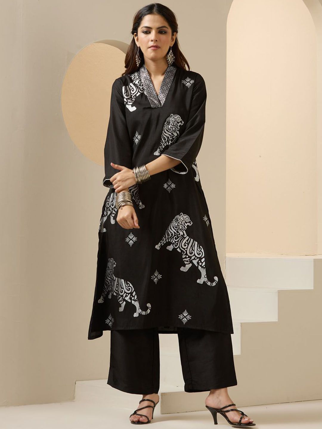 Dhiyona IS Women's Animal Printed Foil Work V Neck Kurta With Trousers