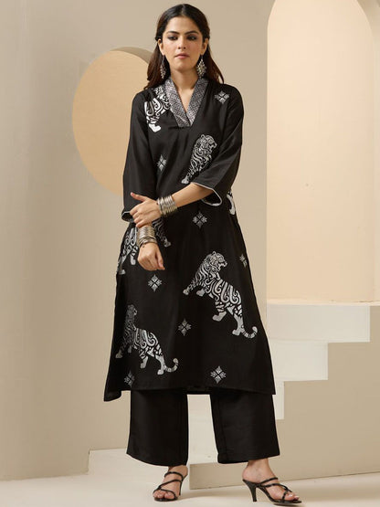 Dhiyona IS Women's Animal Printed Foil Work V Neck Kurta With Trousers