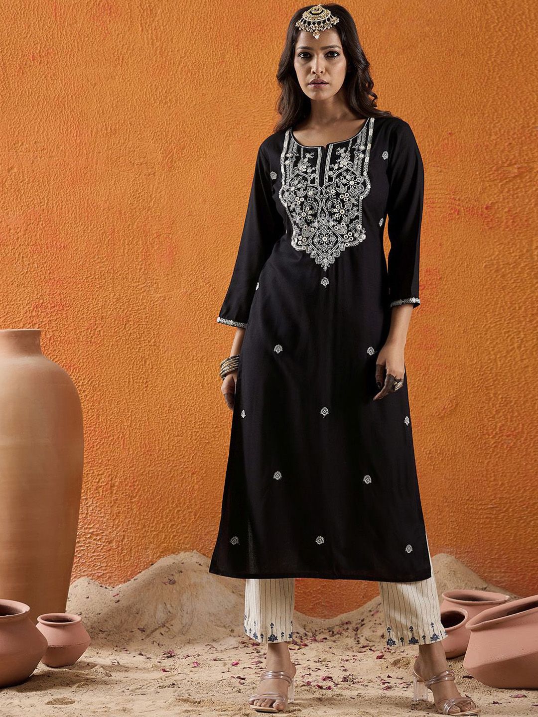 Dhiyona IE Floral Embroidered Notch Neck Thread Work Straight Kurta