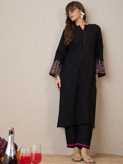Dhiyona IE Floral Embroidered Mandarin Collar Straight Tunic And Trousers