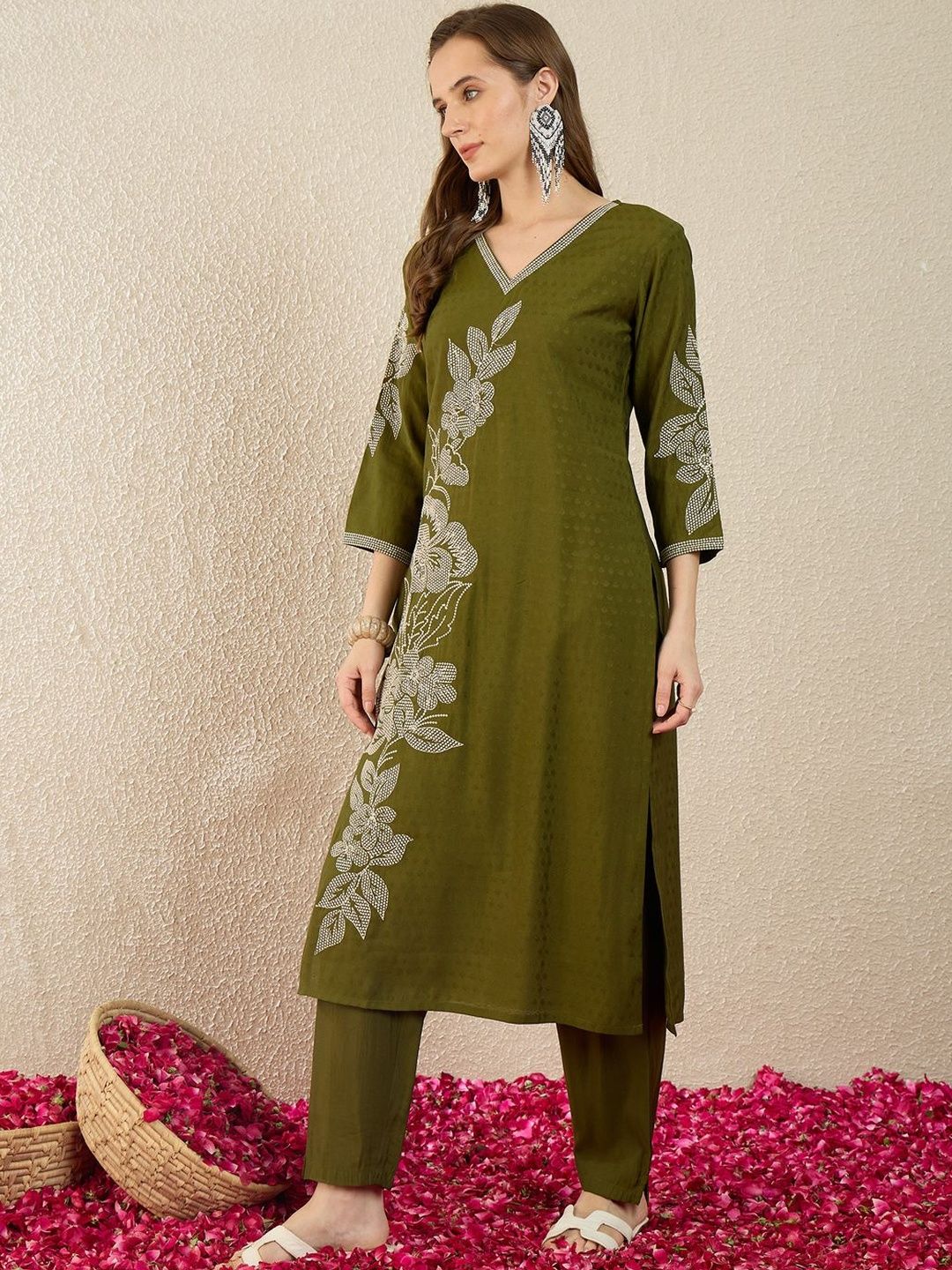 Floral Embroidered Thread Work Straight Kurta With Trousers