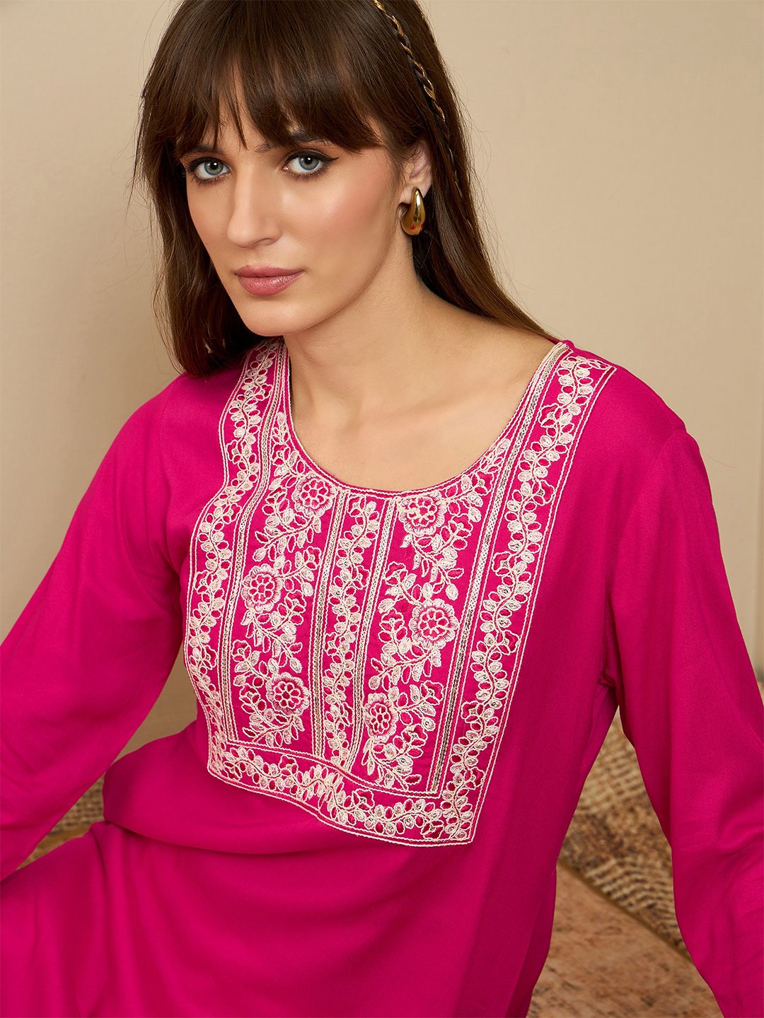 Dhiyona IE Floral Embroidered Round Neck Sequinned Machine Weave Straight Kurta