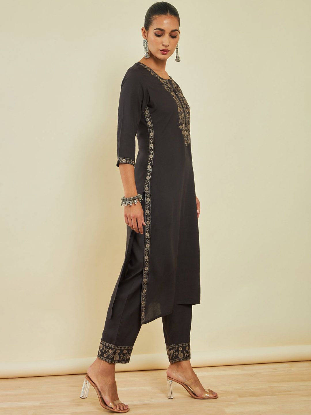Dhiyona SO Women's Floral Embroidered Sequinned Kurta With Trousers