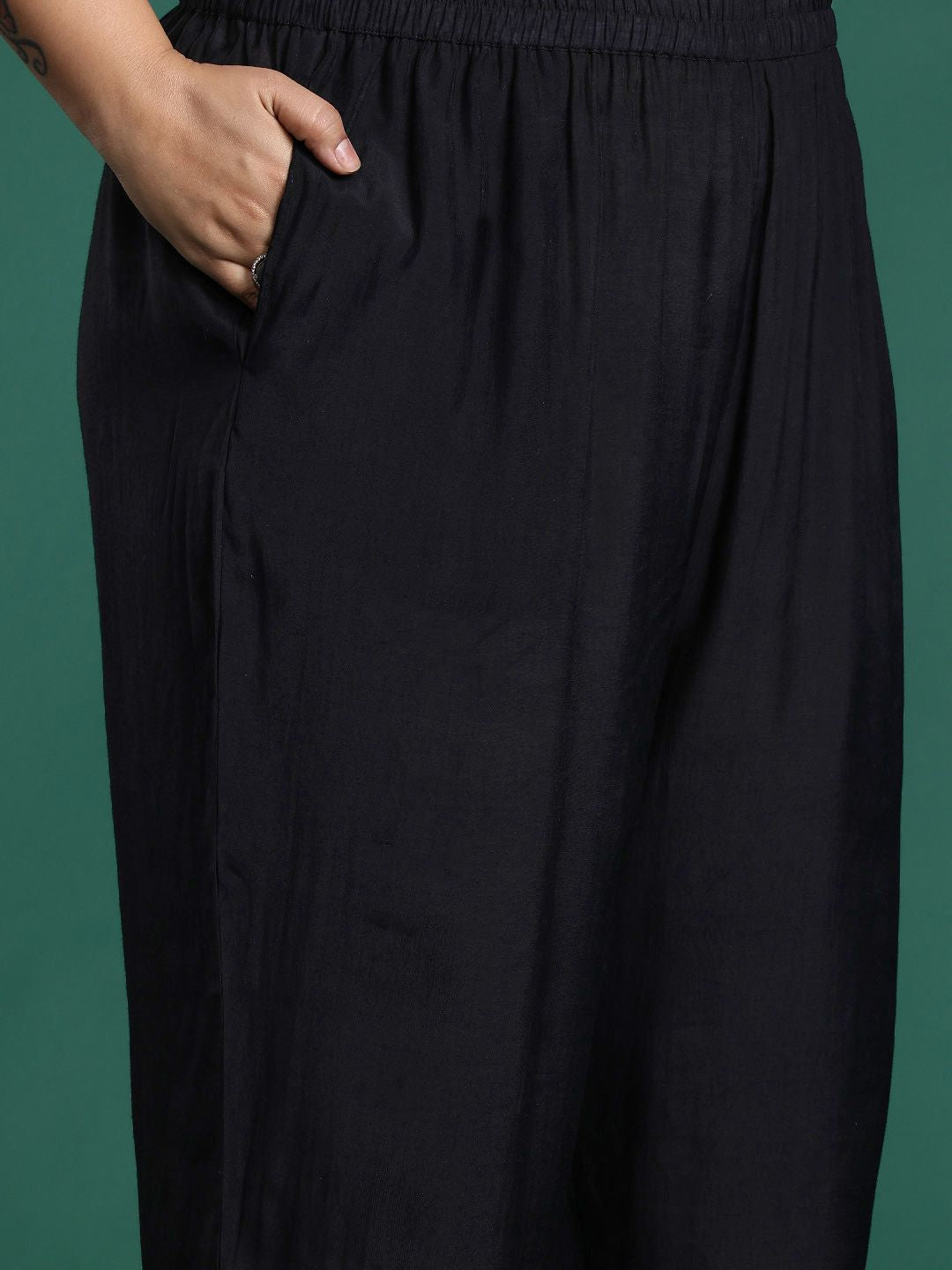 Dhiyona IE Plus Size Floral Embroidered Sequinned Kurta with Trousers & Dupatta