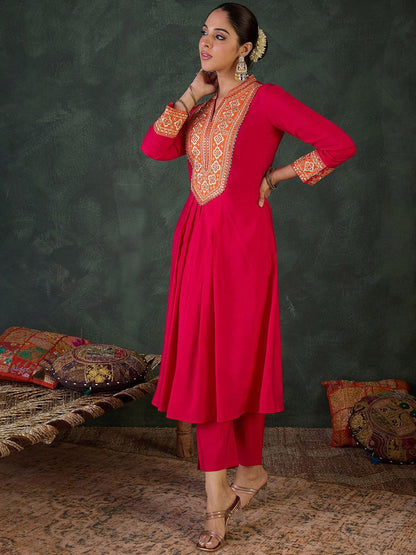 Women Floral Embroidered Kurta with Trousers