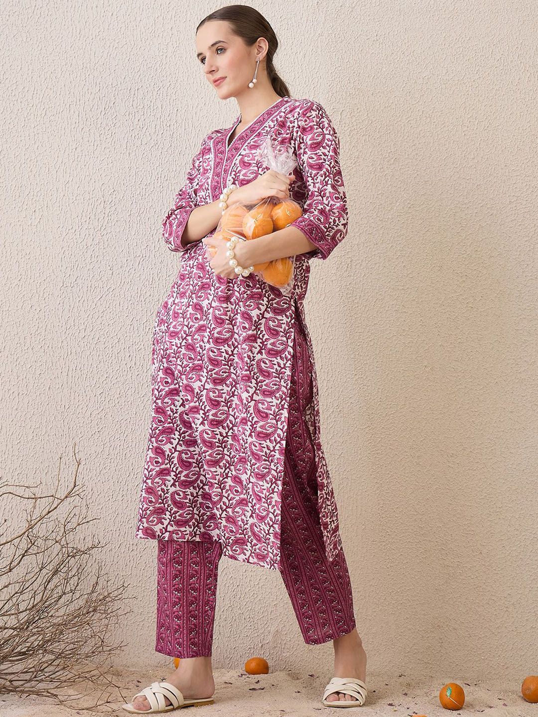 Dhiyona IE Paisley Printed V-Neck Pure Cotton Straight Kurta With Trousers