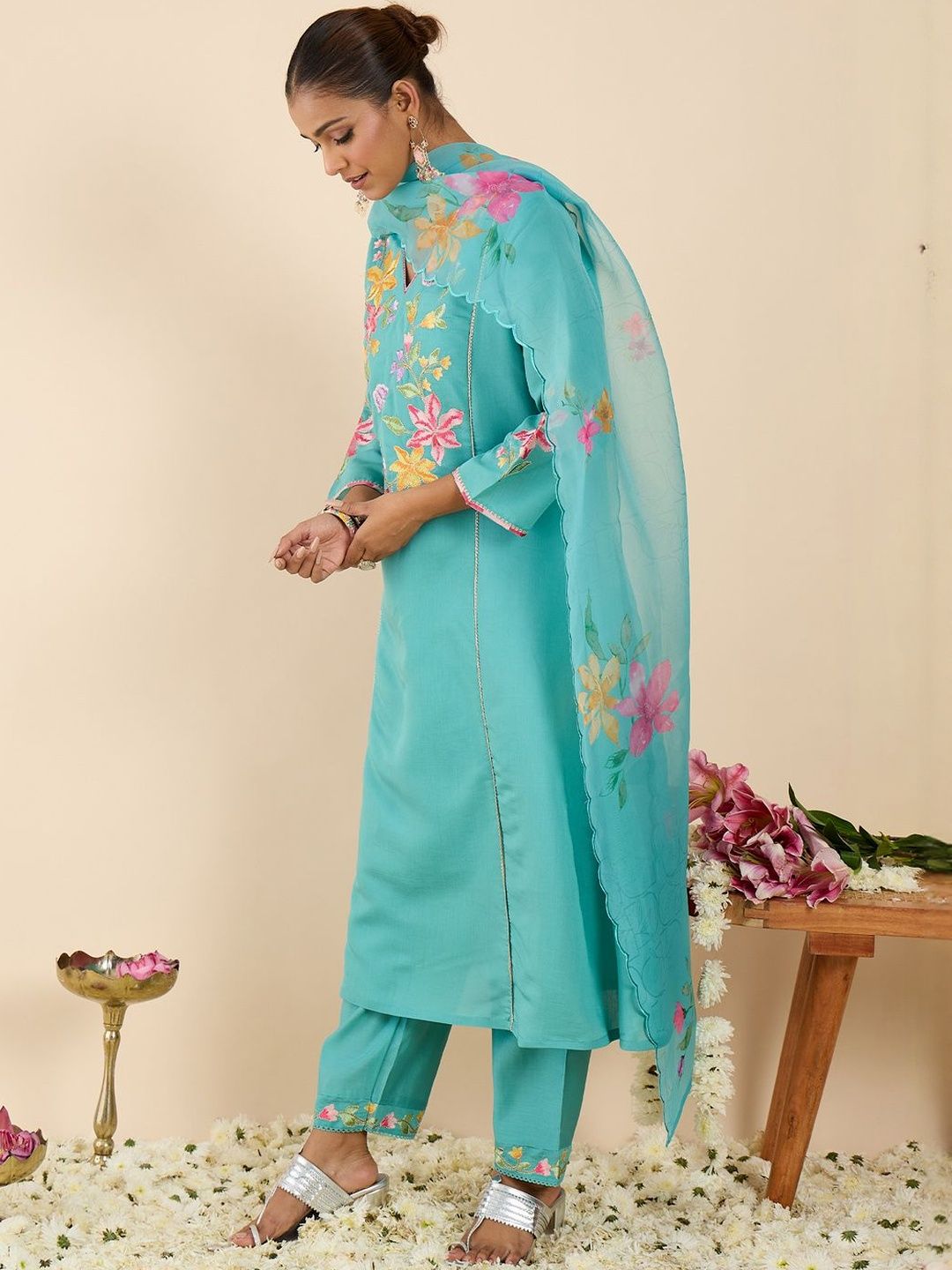 Women Floral Embroidered Regular Thread Work Kurta with Trousers & With Dupatta