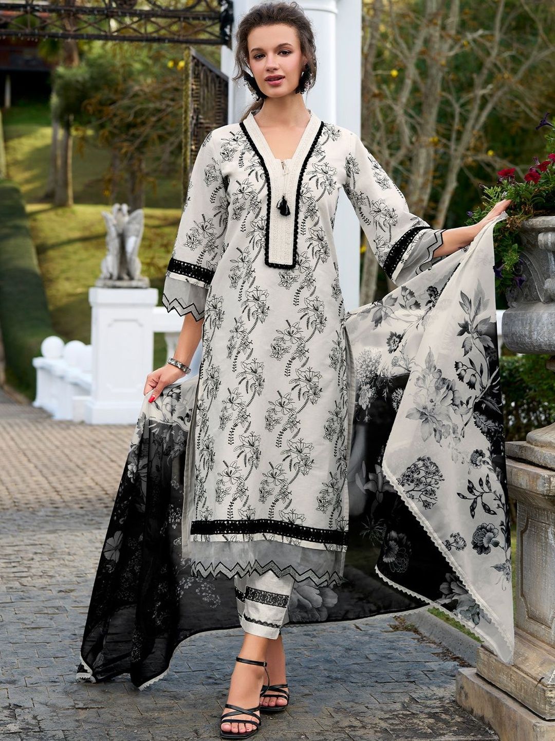 Dhiyona IE Women Floral Printed Regular Pure Cotton Kurta with Trousers & With Dupatta