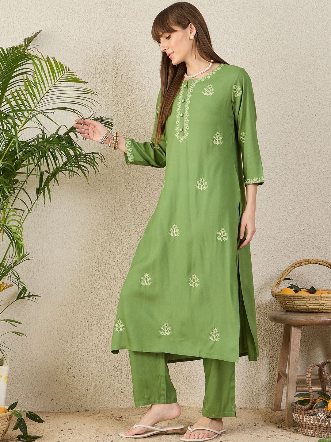 Floral Embroidered Round Neck Thread Work Straight Kurta & Trousers