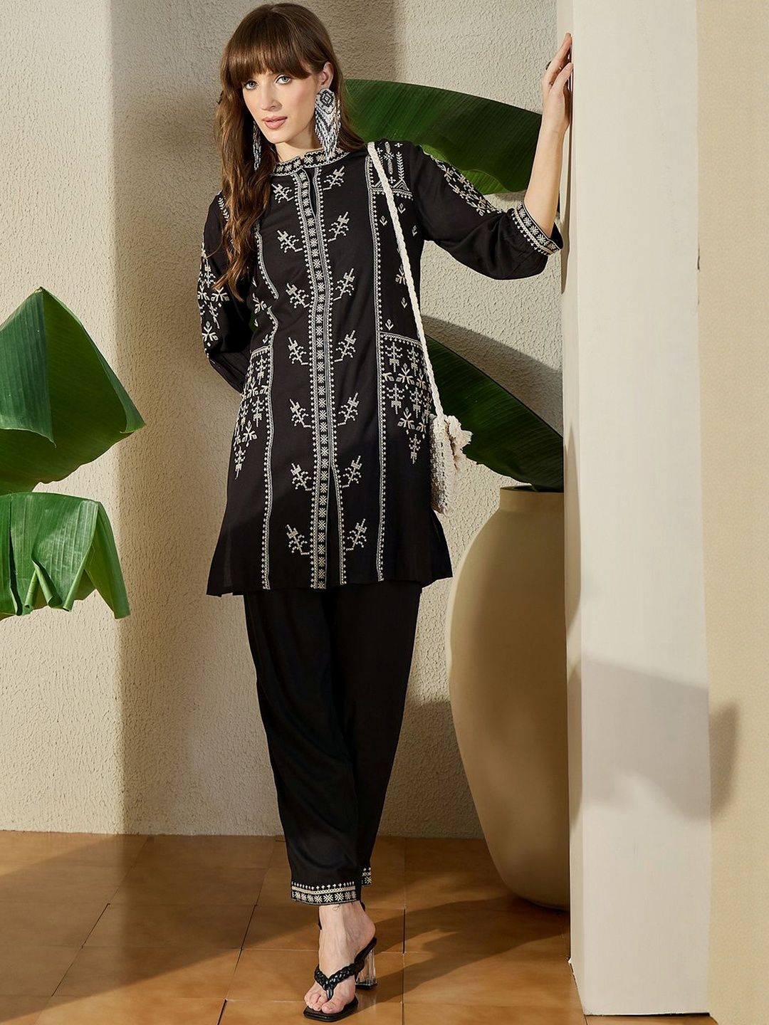 Women Ethnic Motifs Embroidered Regular Thread Work Kurta with Trousers