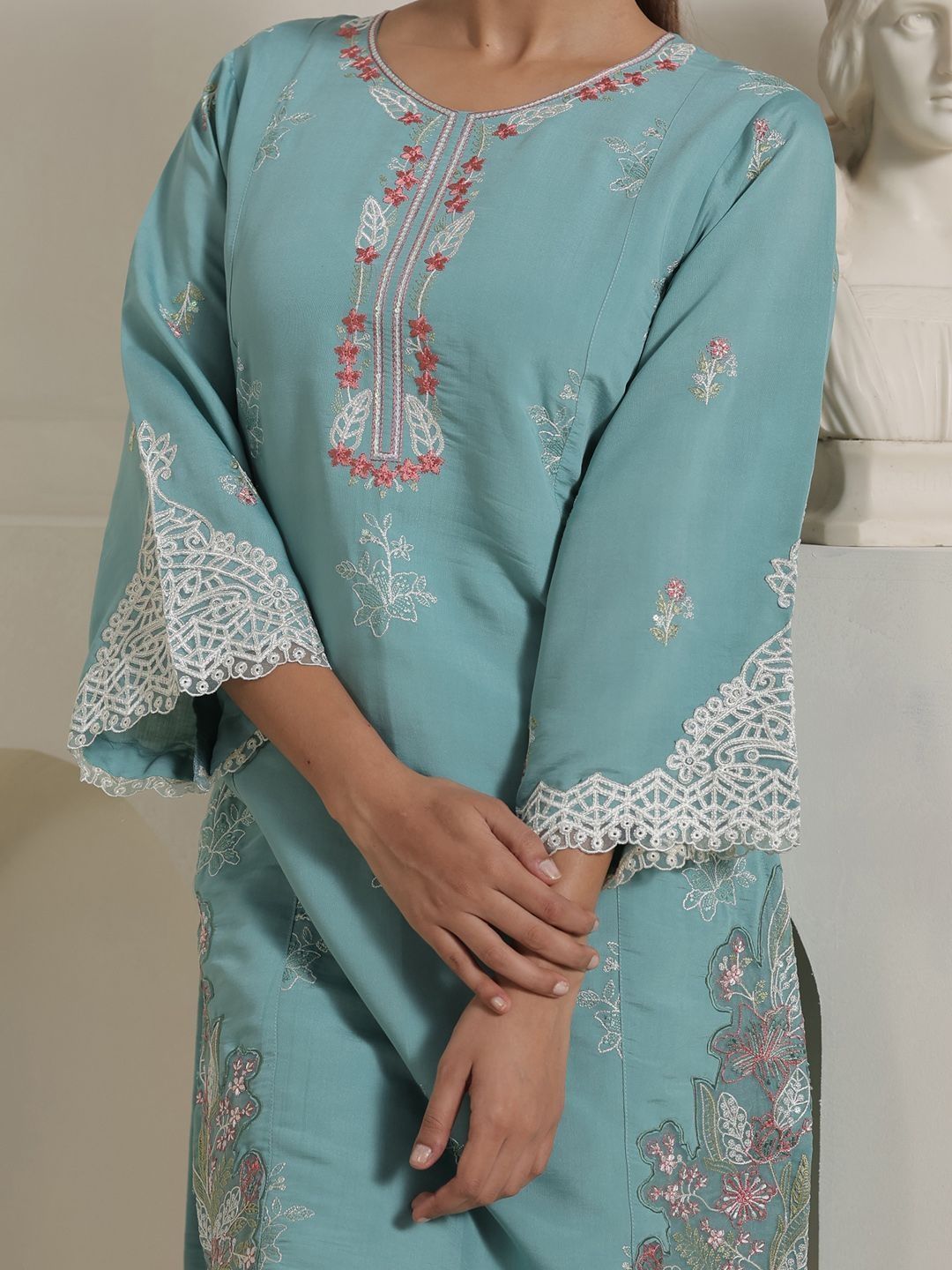Women Floral Embroidered Kurta with Trousers