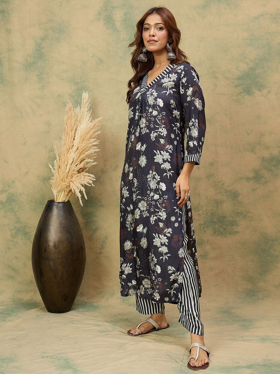 Dhiyona VA Women'sFloral Printed V-Neck Kurta With Trousers