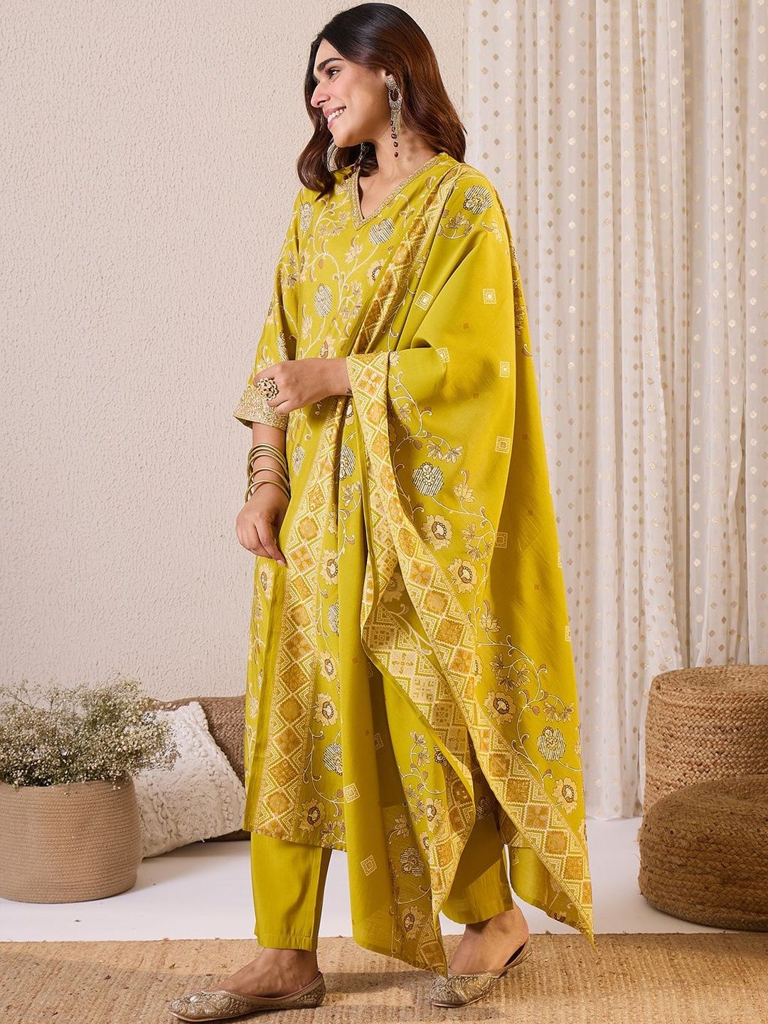 Women Floral Printed Kurta with Trousers & Dupatta