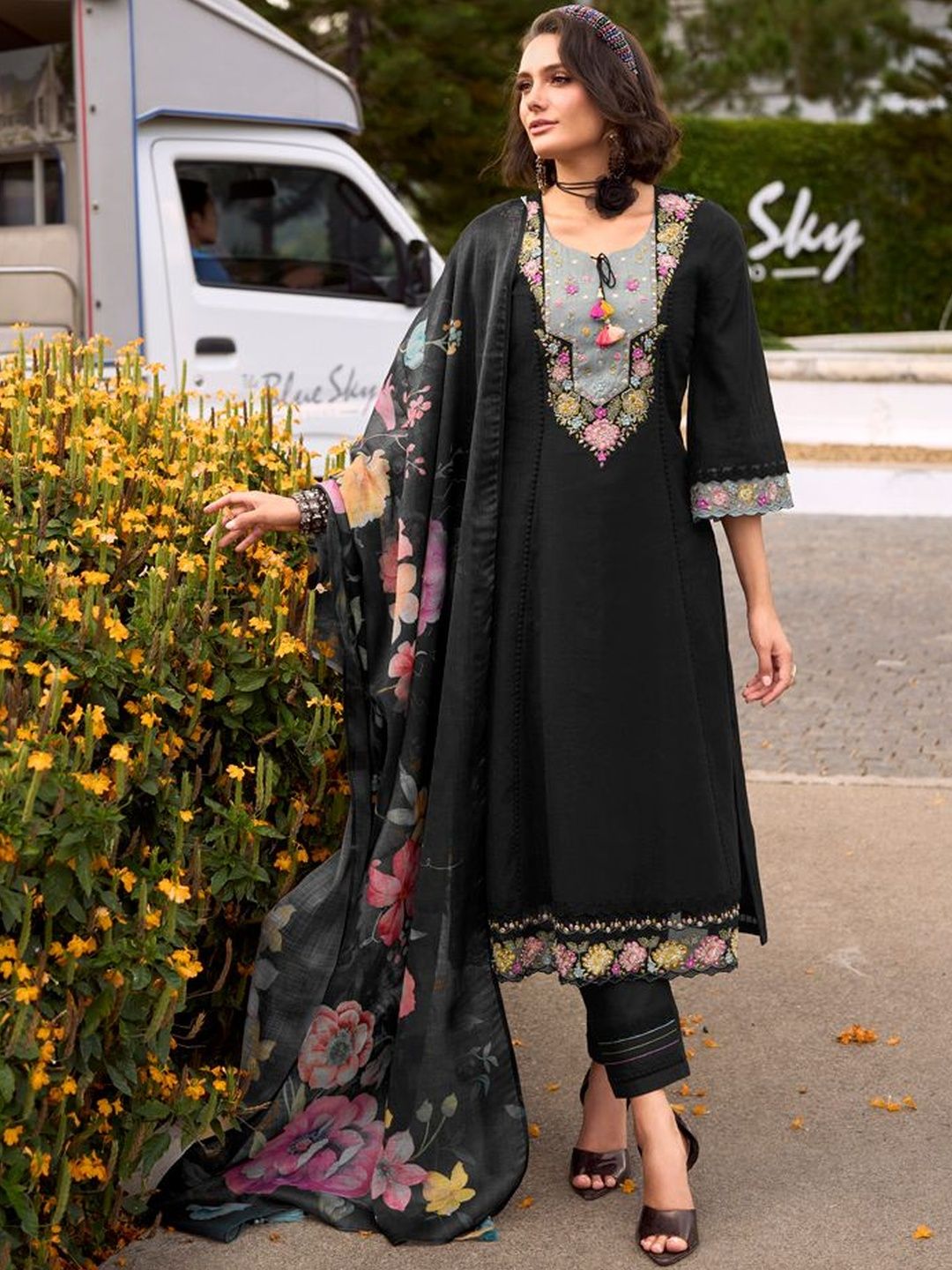 Women Floral Embroidered Regular Thread Work Pure Cotton Kurta with Trousers & With Dupatta