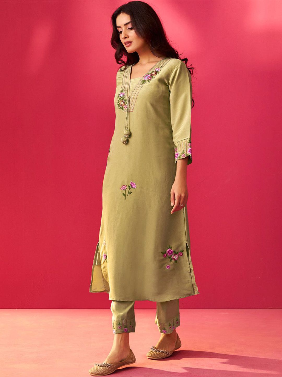 Women Floral Embroidered Regular Thread Work Kurta with Trousers