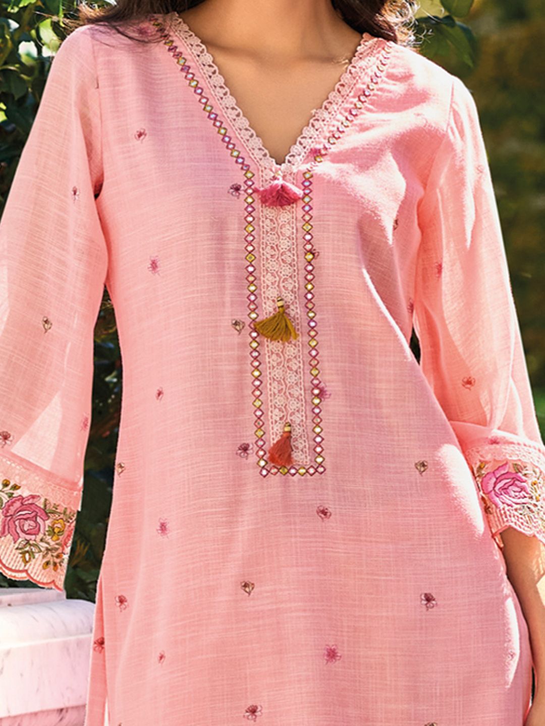 Women Floral Embroidered Thread Work Linen Kurta with Trousers & With Dupatta