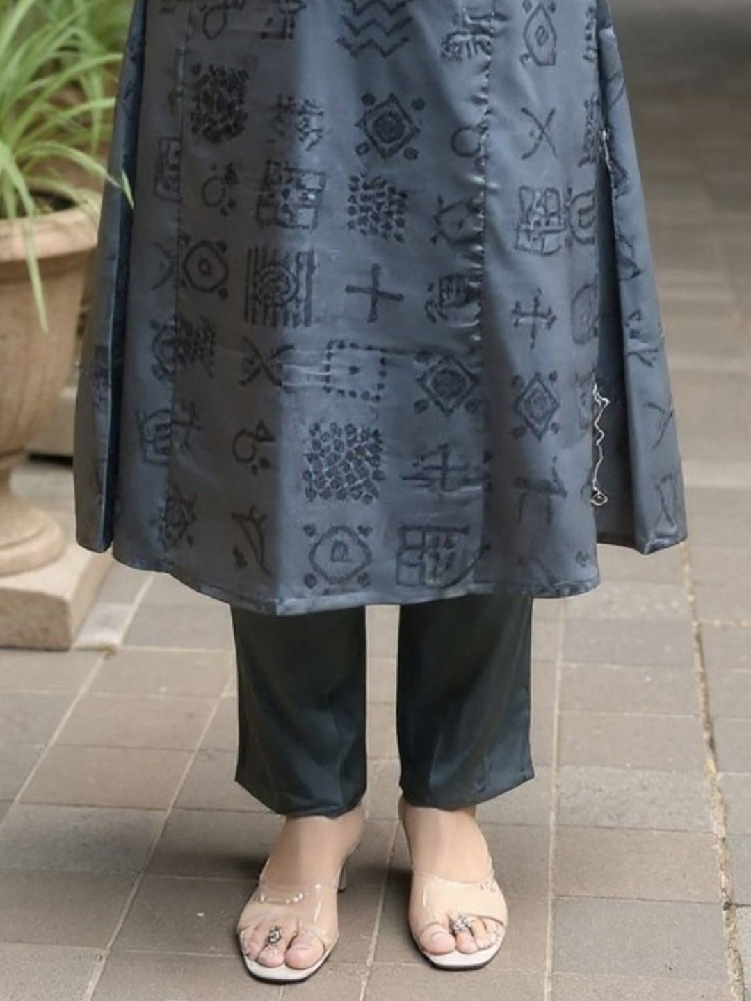 Women Geometric Printed Kurta with Trousers