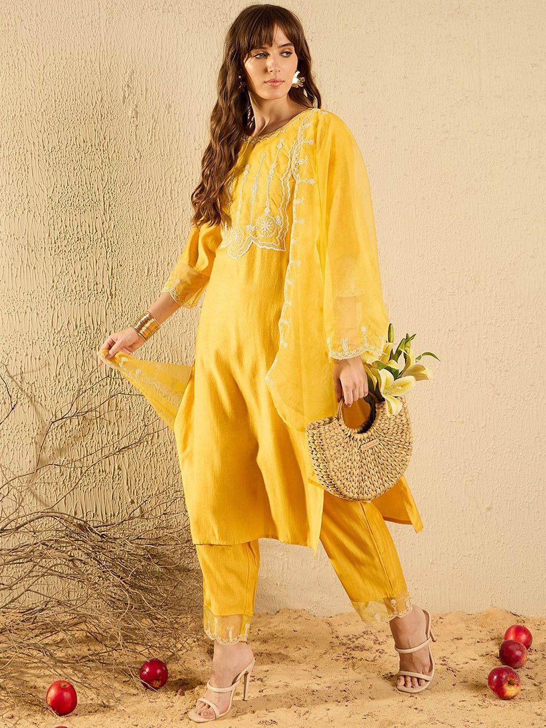 Women Floral Embroidered Regular Thread Work Liva Kurta with Trousers & With Dupatta