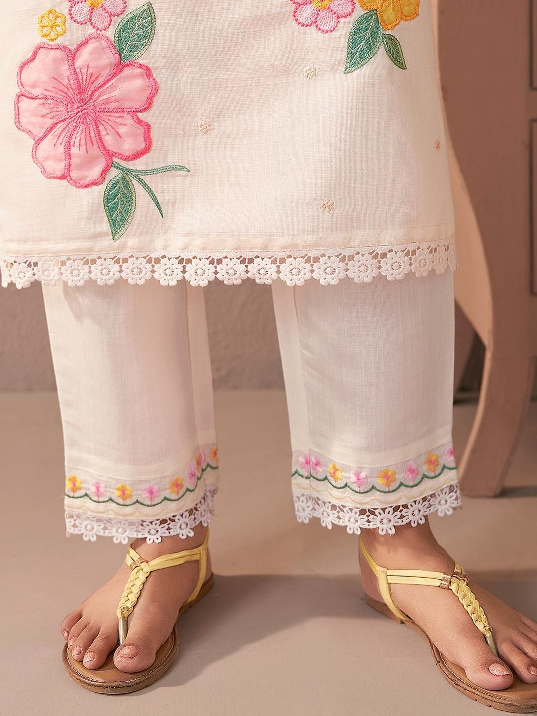 Women Floral Embroidered Regular Thread Work Kurta with Trousers & With Dupatta