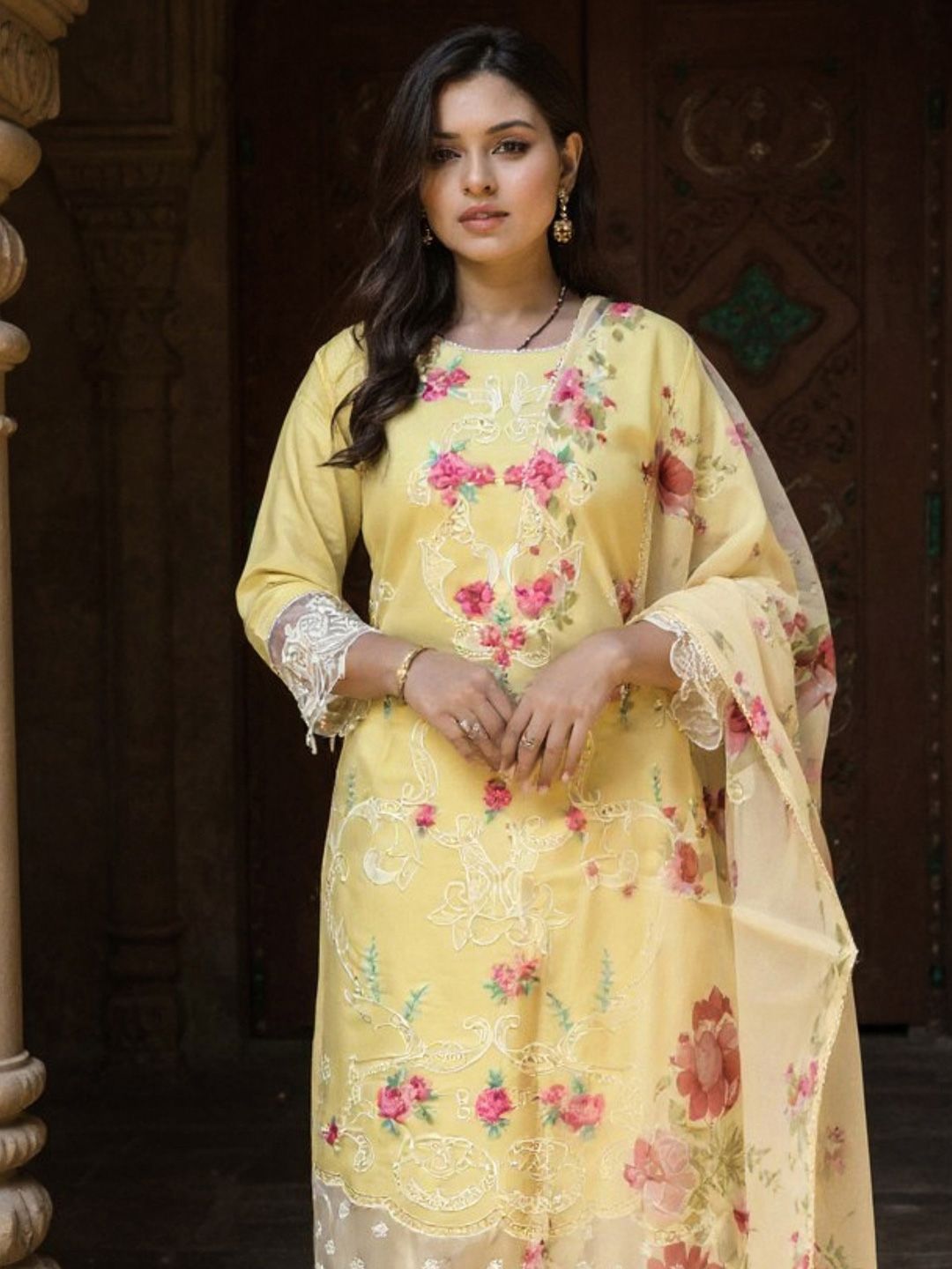 Dhiyona IE Women's Women Floral Printed Regular Thread Work Kurta with Trousers & Dupatta