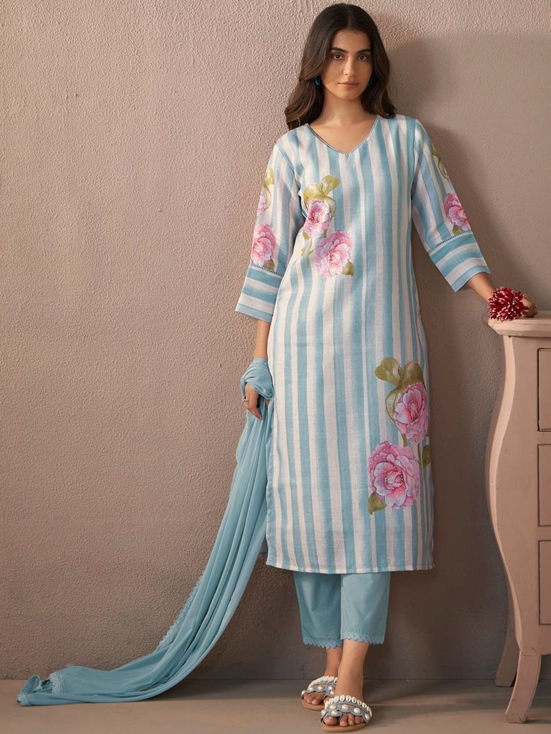 Women Floral Printed Regular Beads and Stones Linen Kurta with Trousers & With Dupatta