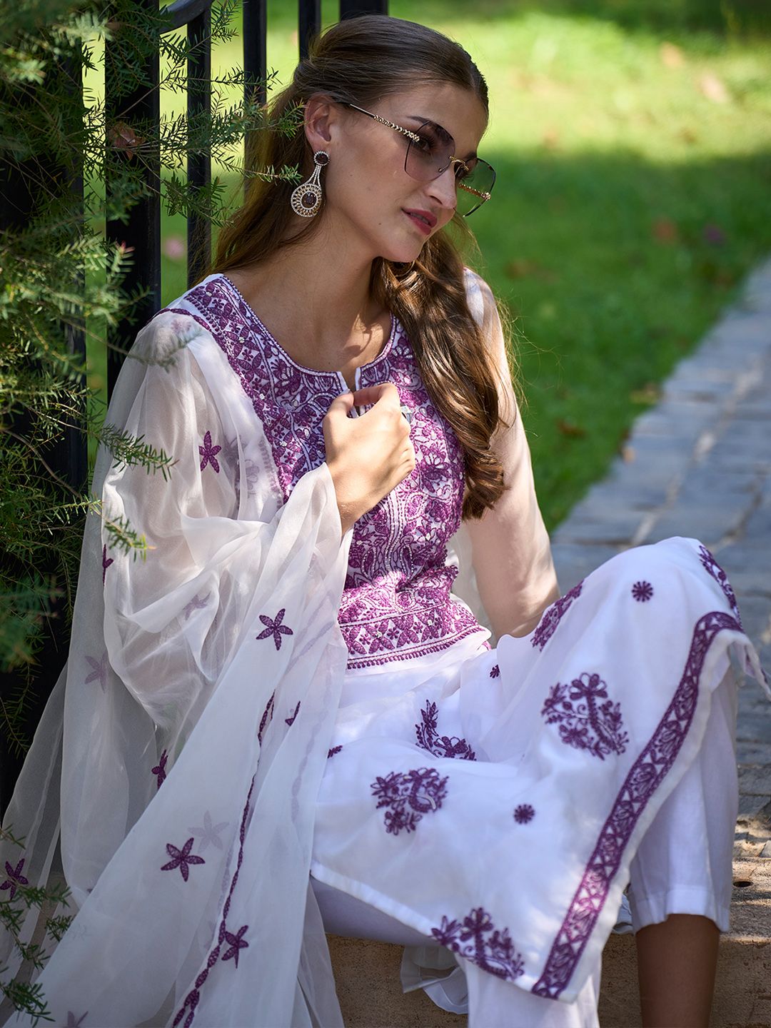 Dhiyona IE Women Floral Embroidered Regular Thread Work Kurta with Trousers & With Dupatta