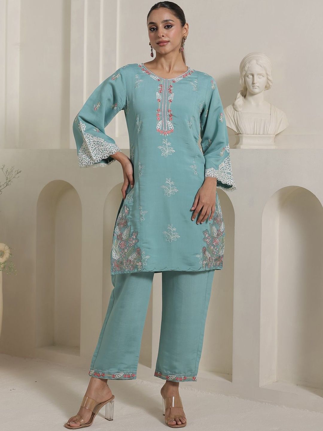 Women Floral Embroidered Kurta with Trousers