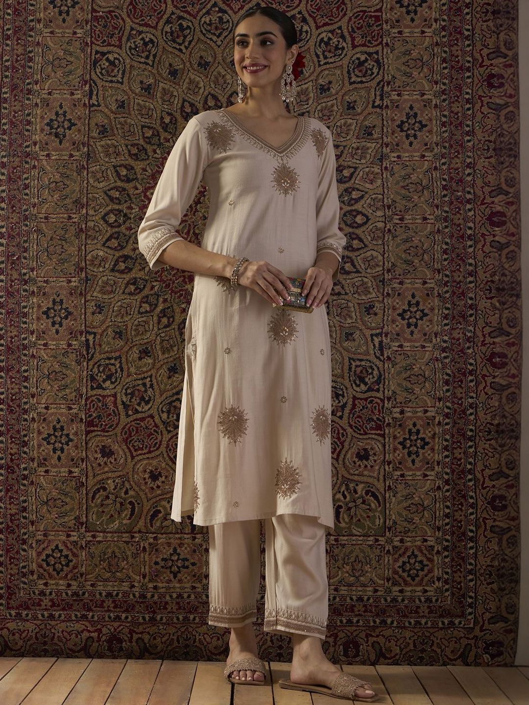 Ethnic Motifs Embroidered Thread Work Straight Kurta With Trouser