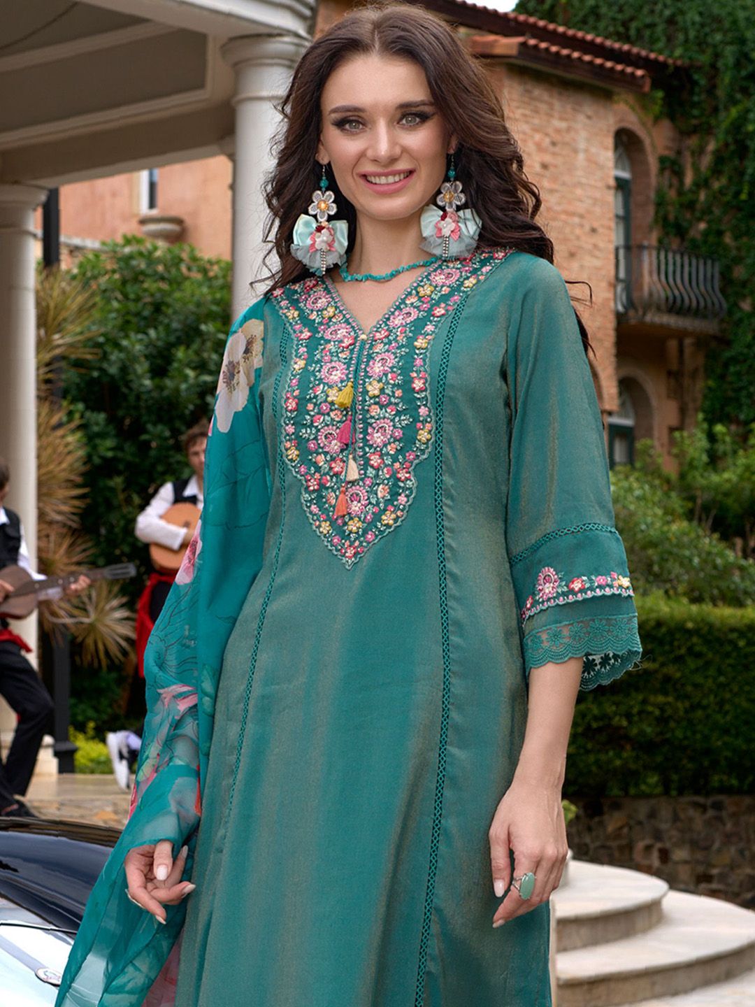 Women Floral Embroidered Regular Thread Work Kurta with Trousers & With Dupatta