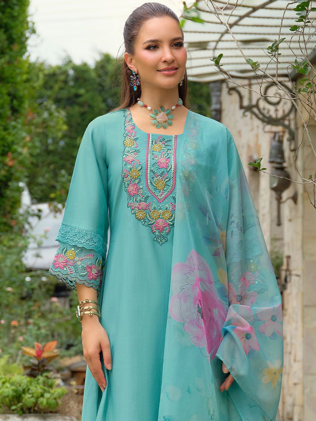 Women Floral Embroidered Regular Thread Work Kurta with Trousers & Dupatta