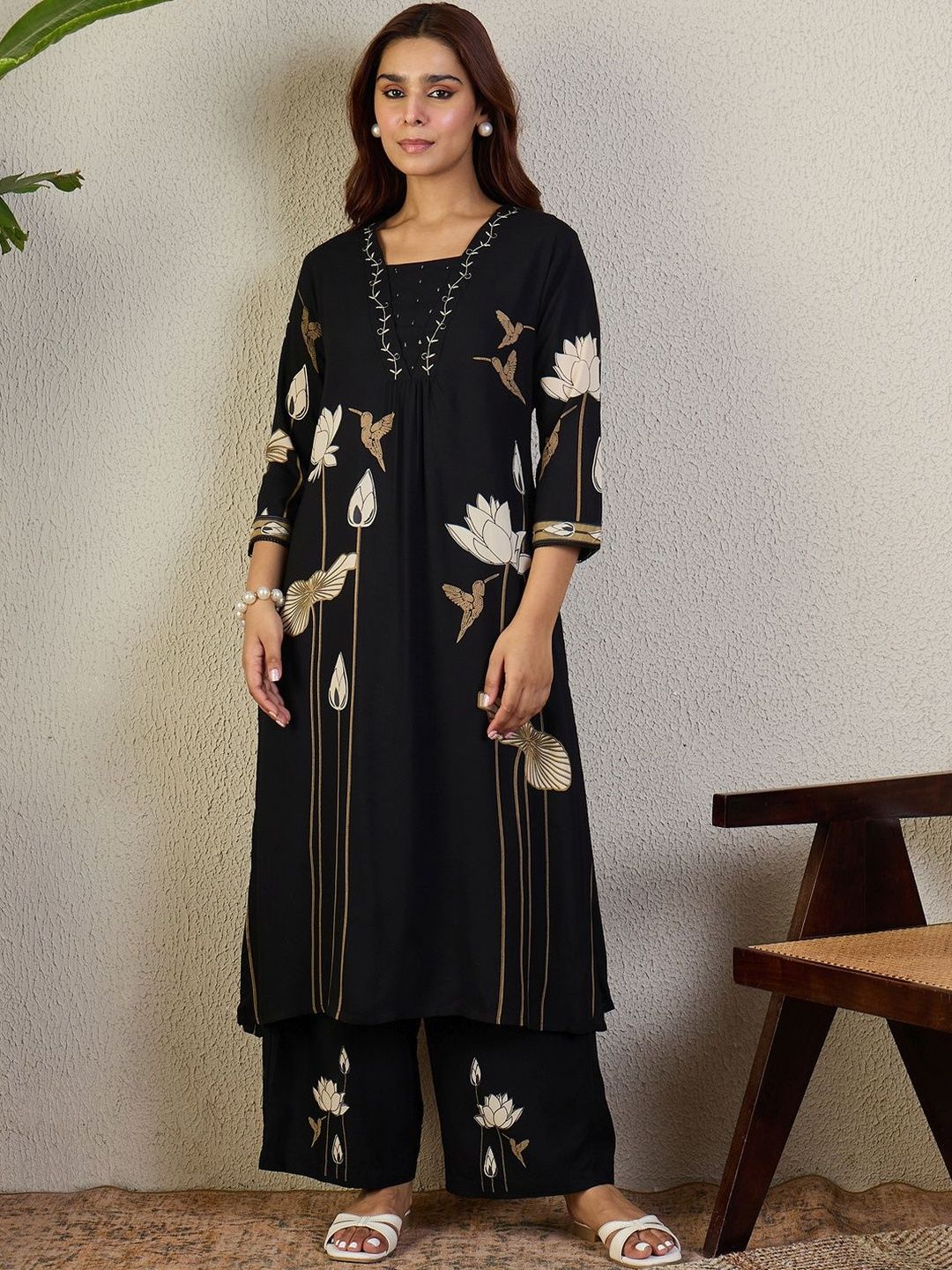 Dhiyona IE Women Floral Printed Regular Thread Work Kurta with Trousers