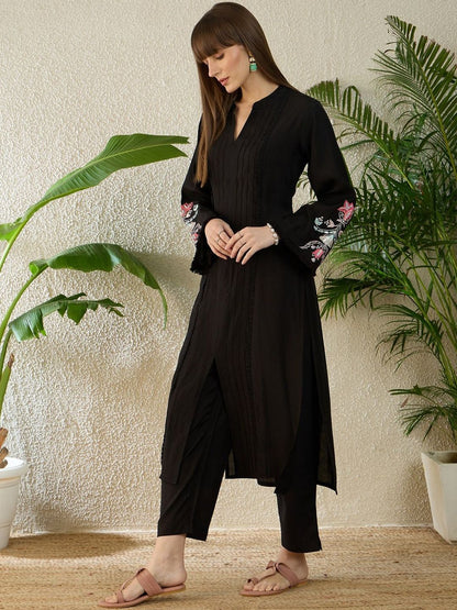 Women Floral Embroidered Regular Thread Work Kurta with Trousers